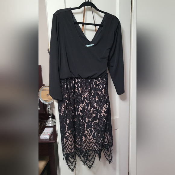 Black lacey dress - Picture 3 of 3